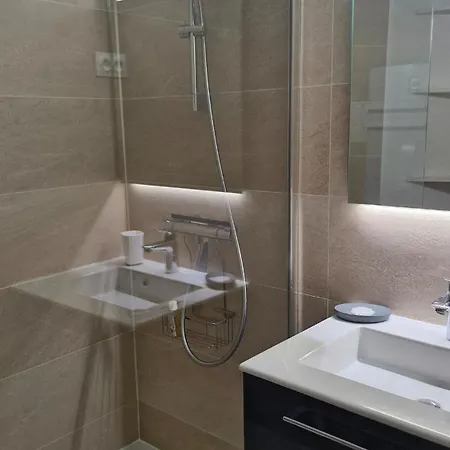 Life In Red With Parking And Air Conditioning 아파트 세테