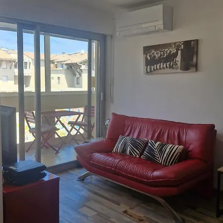 Apartament Life In Red With Parking And Air Conditioning