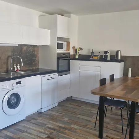 Appartement Life In Red With Parking And Air Conditioning